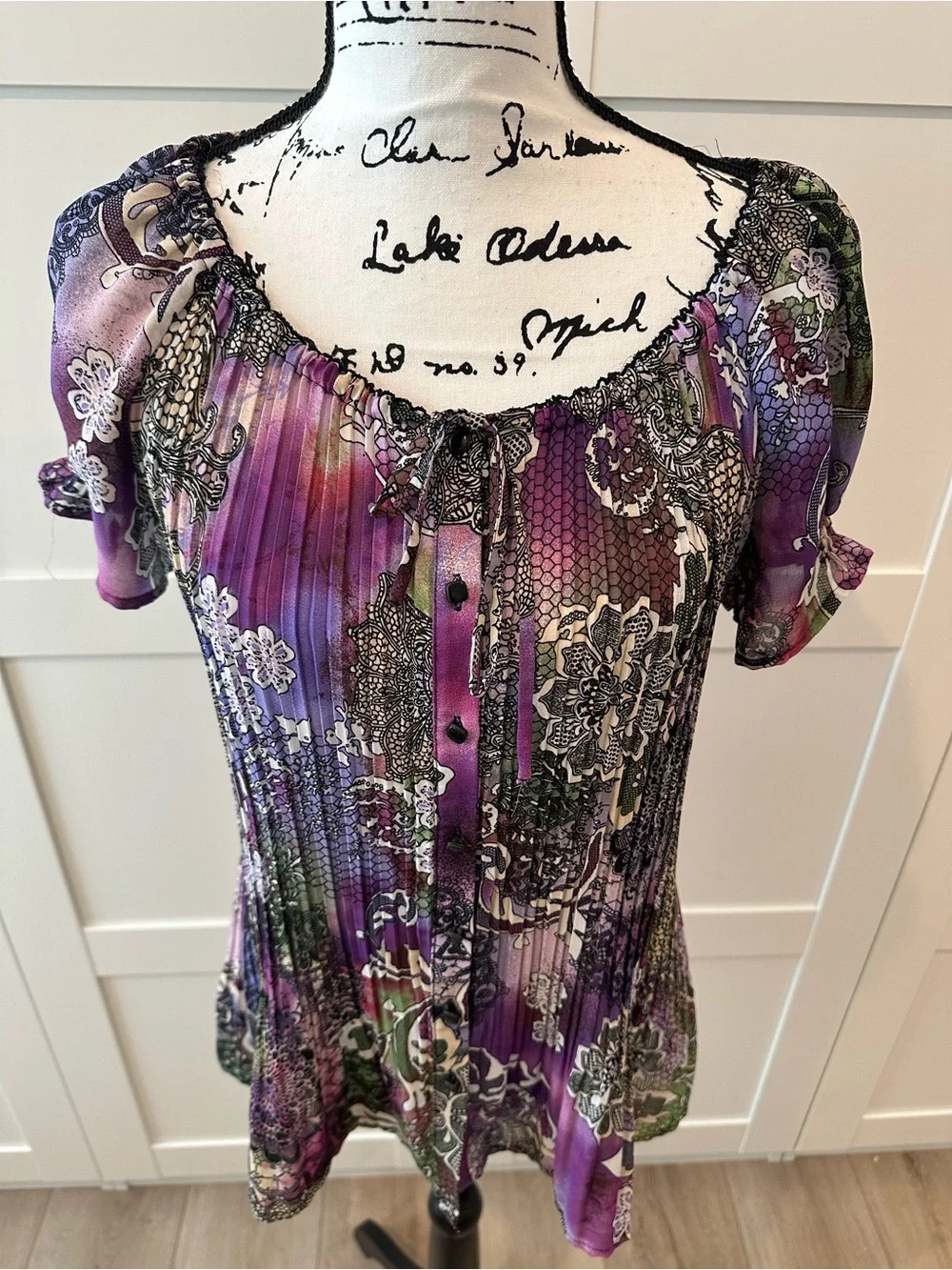 Dressbarn Purple Floral Pleated Short Sleeve Blouse SHEERNESS - Picture 1 of 7
